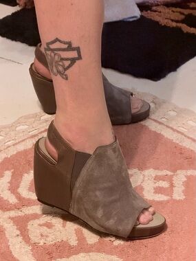 Nakedfeet Suede Open-Toe Wedge Slingback Sandals Grey/Brown 8